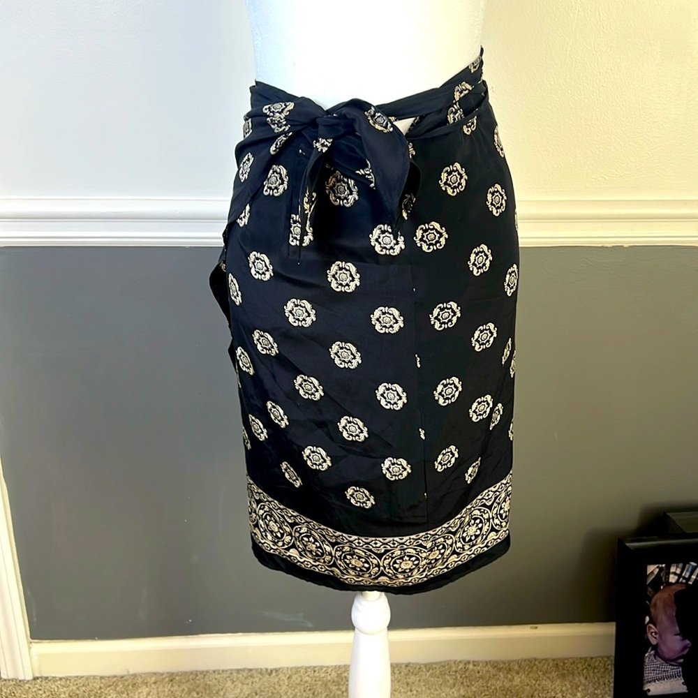 Neiman Marcus 100% Silk Printed Wrap Skirt fits like a med/large